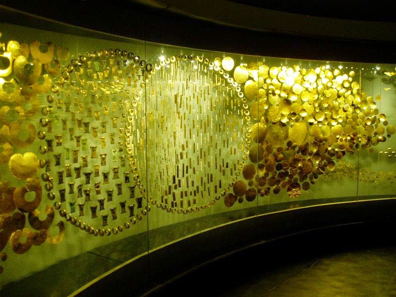 Interior do Museu do Ouro em Bogotá na Colômbia