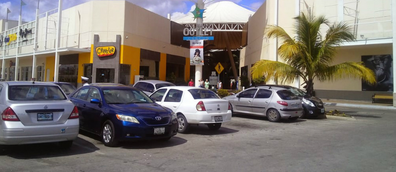 Las Plaza Outlet em Cancún - Estacionamento
