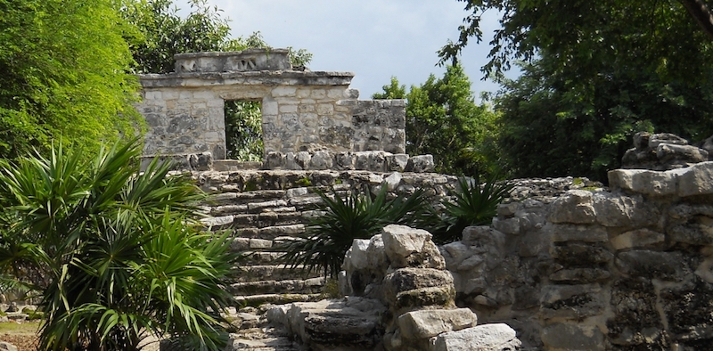 Sítio arqueológico no Parque Xcaret em Cancún
